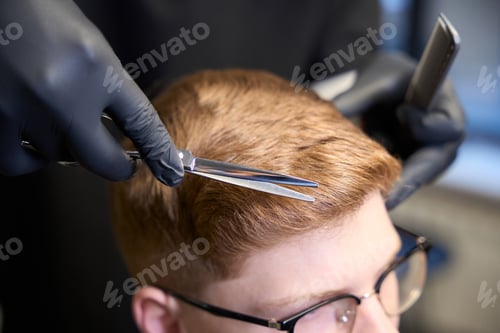 Preview: Experienced barber working in contemporary hairdressing salon