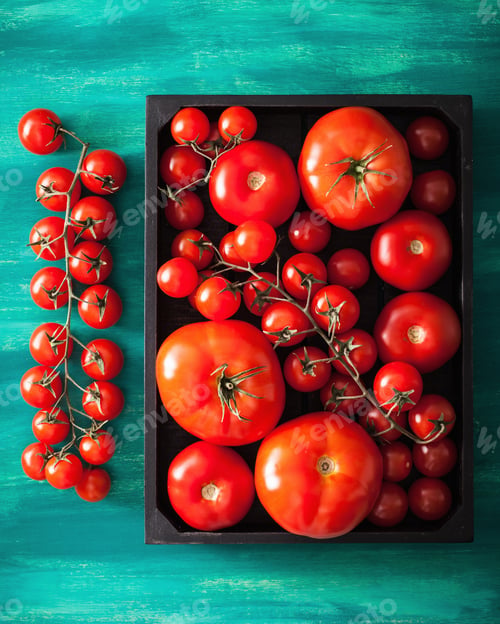 Preview: assorted tomatoes in wooden box