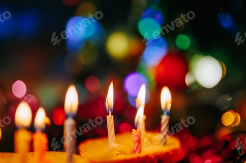 Visualização: Feche o fogo das velas em um fundo desfocado brilhante.