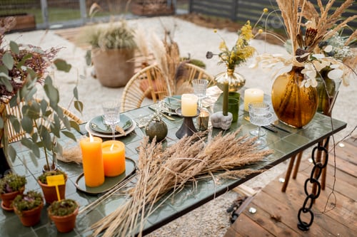 Preview: Festively decorated dinning table in green tones