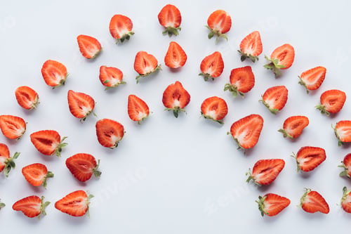 Vista previa: top view of round composition of ripe halved strawberries on white surface
