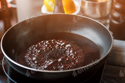 Preview: Liquid boiling on frying pan