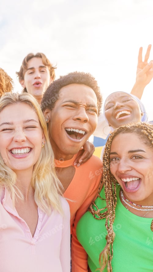 Preview: Friends taking selfie with multi-ethnic friends