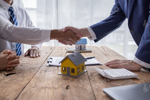Preview: Handshake Real estate brokerage agent Deliver a sample of a model house to the customer, mortgage lo