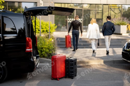 Preview: Driver helps a business couple carry their suitcases to the office or hotel
