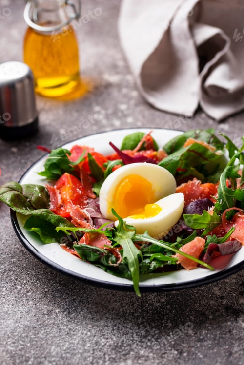 Preview: Healthy salad with prosciutto, tomato and egg