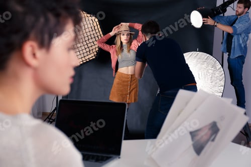 Preview: Photographer working with model