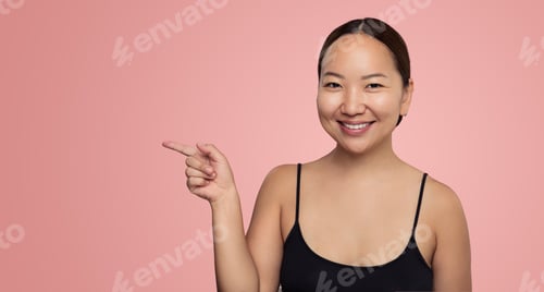 Preview: Smiling Woman in Tank Top Pointing to Side