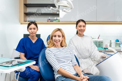 Preview: Portrait of Caucasian woman patient and dentist at health care clinic.