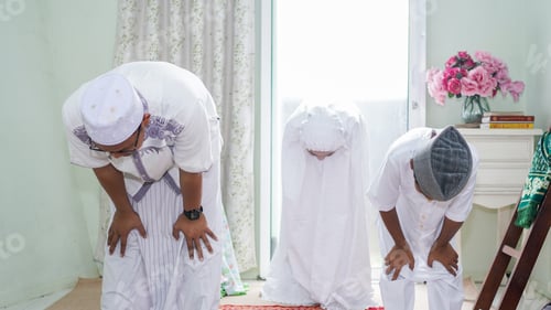Preview: a Muslim family consisting of parents and children praying