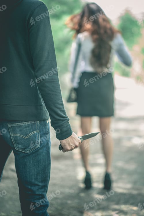 Preview: A bandit holds a knife. In order to attack and steal a woman's belongings from the back.