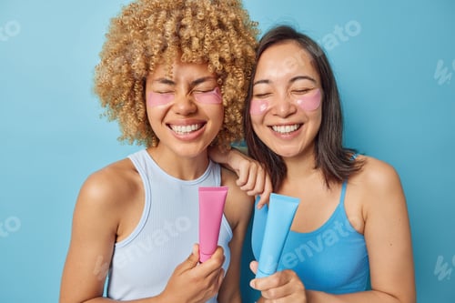 Preview: Photo of cheerful women smile gladfully hold toothpaste have fresh breath after cleaning teeth dress