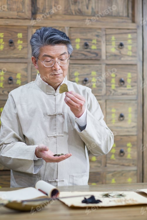 Preview: Senior Chinese doctor checking medicinal herbs