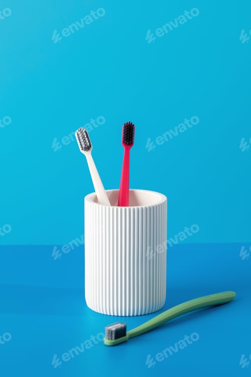 Preview: Tools for cleaning teeth stand in modern holder on counter