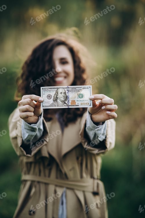 Preview: the girl holds money in her hands