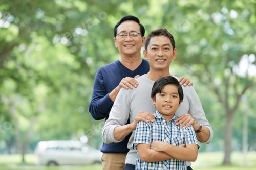 Preview: Positive multi-generational family in park