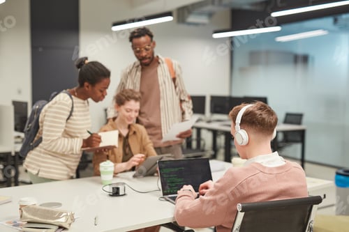Preview: Students Working in IT Lab