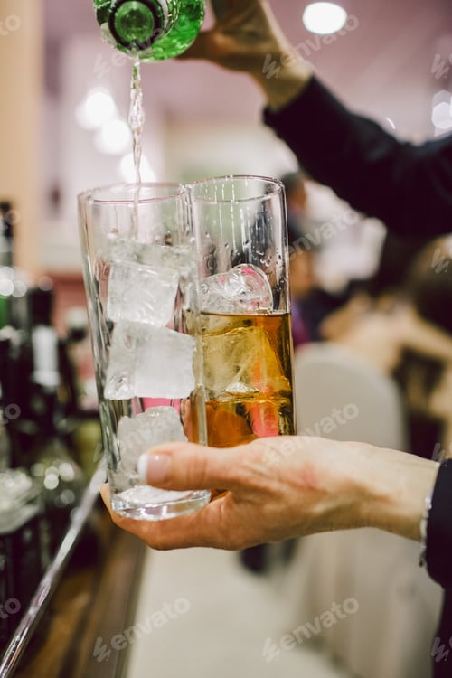 Preview: Waiters preparing cocktails