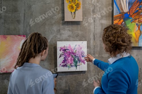 Preview: Woman with guide at art gallery