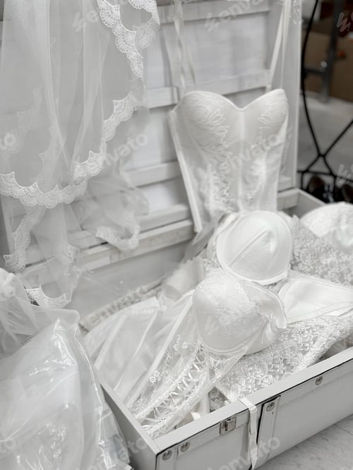 Preview: Elegant Wedding Lingerie and Veil in White Suitcase