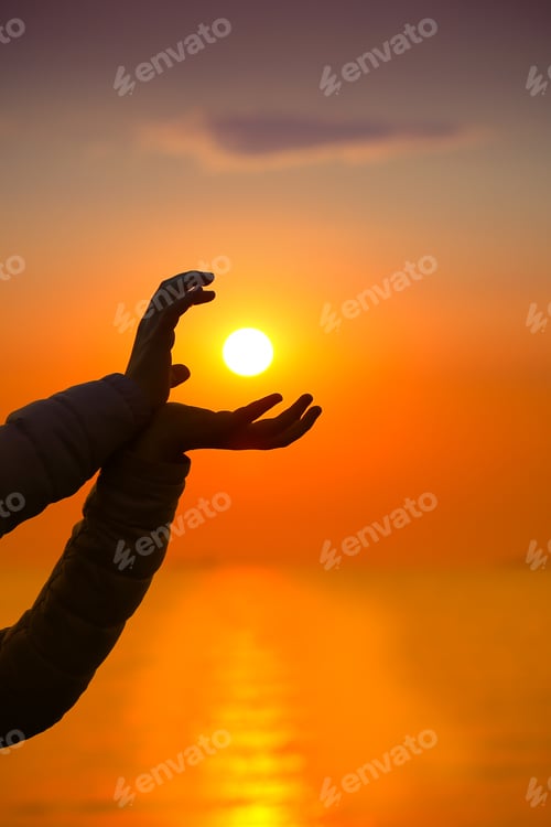 Preview: Girl In The Hands Of Holds The Sun