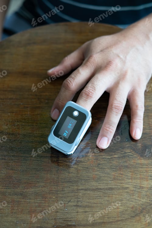 Preview: Pulse oximeter used to measure pulse rate and oxygen levels