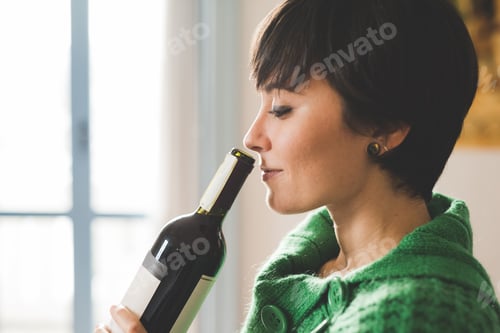 Preview: Woman opening wine bottle