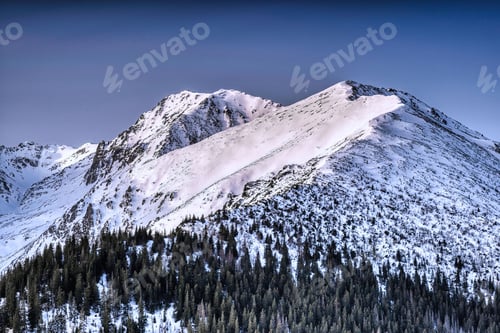 Vorschau: Atemberaubende Landschaft mit schneebedeckten Bergen
