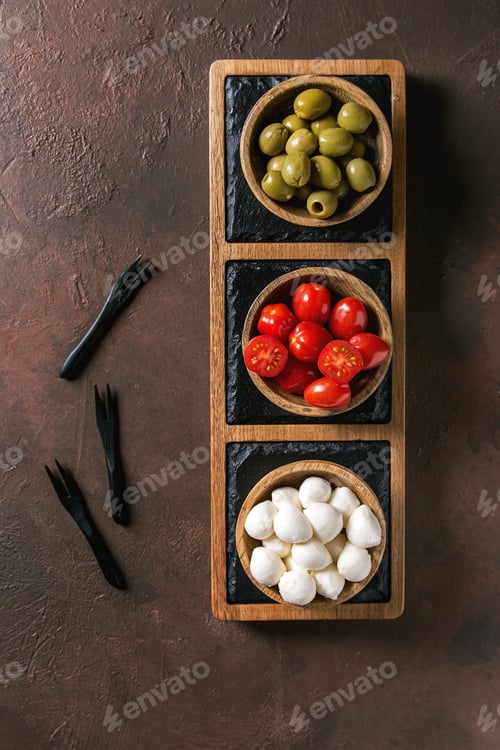 Preview: Mozzarella tomatoes olives antipasto