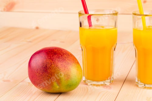 Vista previa: Mango juice with mango in the closeup.
