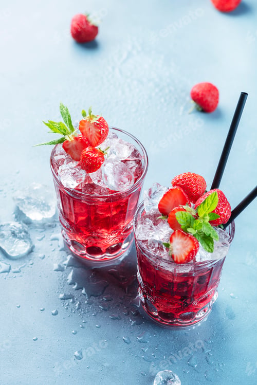 Preview: Red cocktail with ice and mint