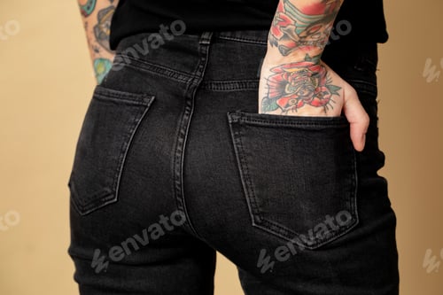 Preview: Cool tattooed woman
