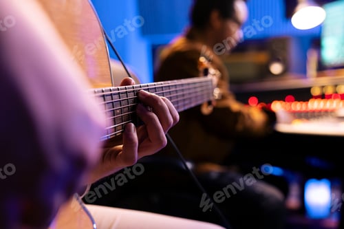 Visualização: Artista talentoso tocando novos acordes em seu violão electro acústico em estúdio