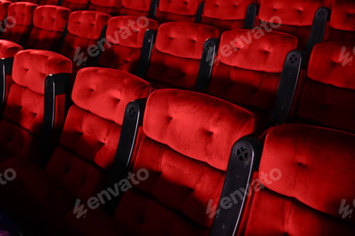Vista previa: Fila de asientos rojos en la sala de cine