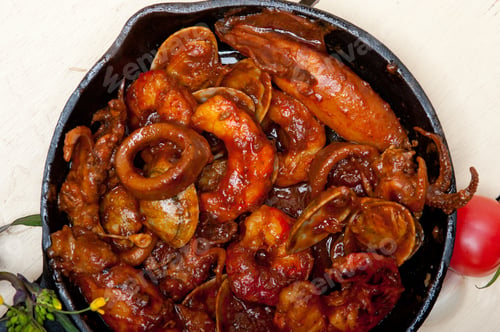 Preview: fresh seafoos stew on an iron skillet