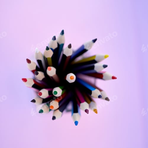 Preview: Overhead view of a variety of colouring pencils in a glass jar isolated on a purple background. Mac