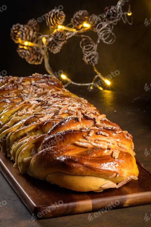 Preview: Christmas braided cinnamon cake
