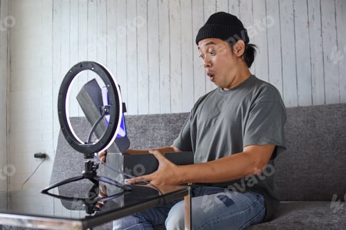 Preview: Man youtuber, influencer, vlogger