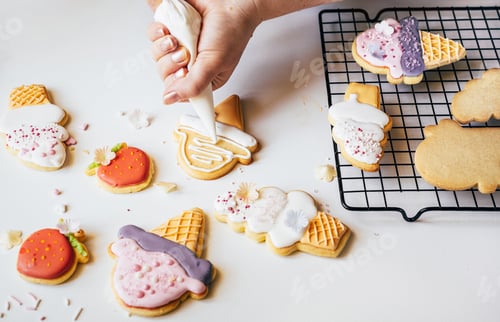 Preview: Decorating sugar cookies in lolly ice cream shape with sugar glaze