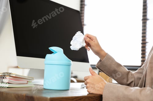 Vista previa: Young woman throwing paper into recycling bin at office, closeup