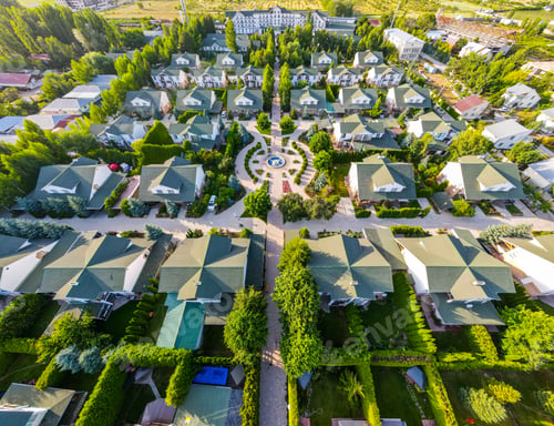 Preview: Aerial view of a residential resort complex with a fountain