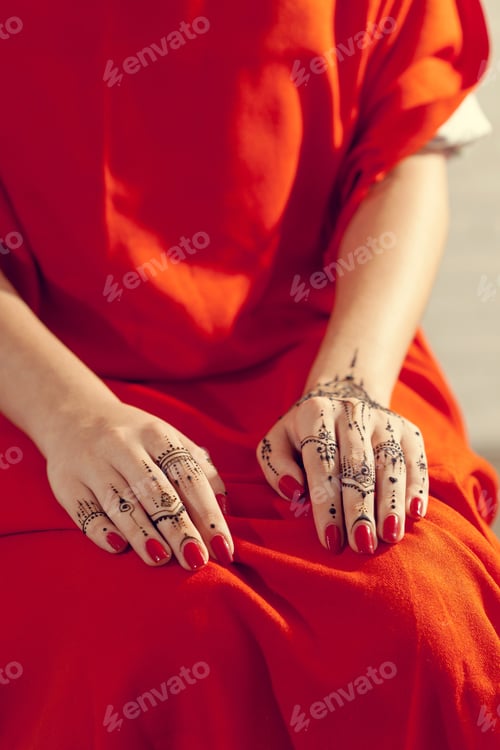 Preview: Red manicured hands with Mehndi