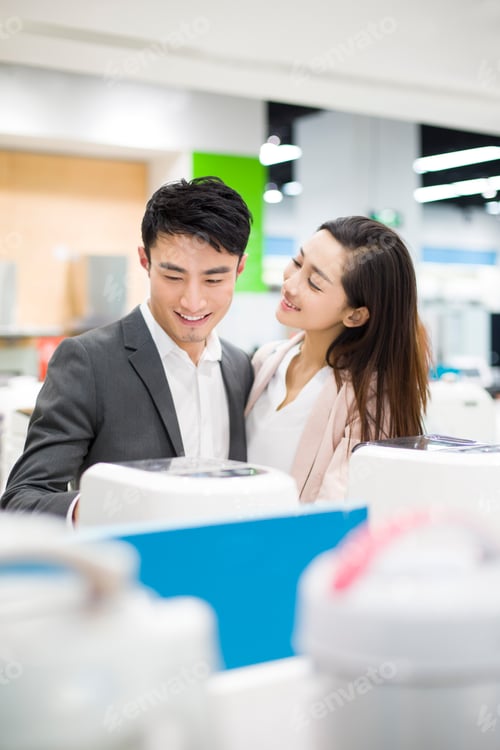 Preview: Young couple shopping in electronics store
