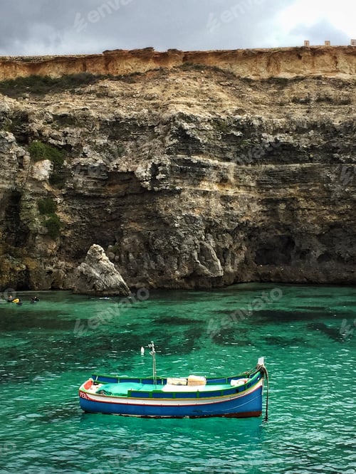 Preview: Boat in clear sea
