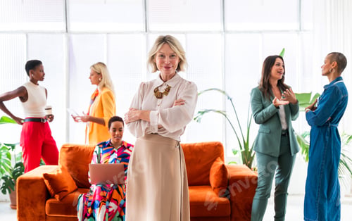 Preview: Group of businesswomen meeting in the office