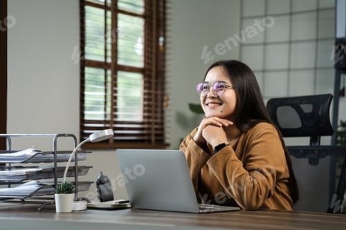 Preview: beautiful asian female employee Happy woman smiling - Focus on Asian woman's face
