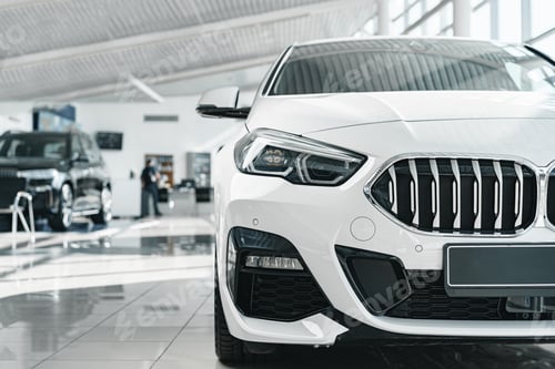 Visualização: Carro de passageiros de luxo branco em pé dentro do salão