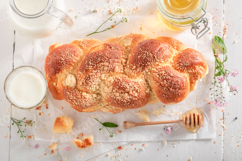 Preview: Delicious and fresh golden challah for a tasty breakfast.