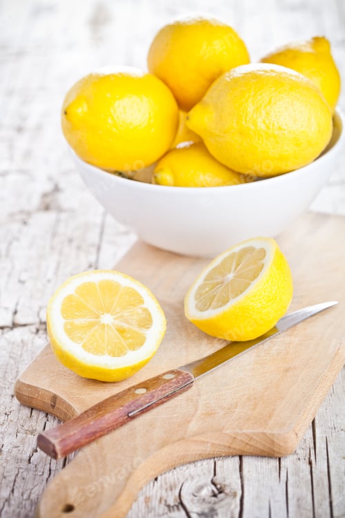 Preview: fresh lemons in a bowl and knife