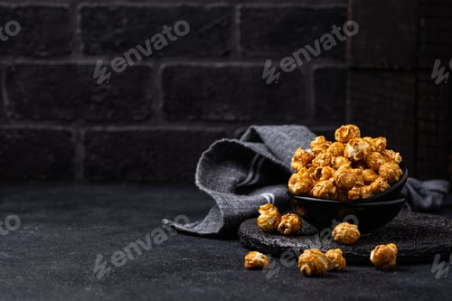 Vorschau: Gesalzenes Karamellpopcorn in einer Schüssel